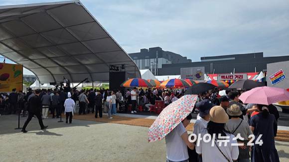 26일 전북 익산 하림 퍼스트키친에서 개막한 NS푸드페스타 2025 in 익산 행사 첫날 관람객들로 북적이고 있다. [사진=진광찬 기자]