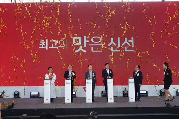 NS푸드페스타 2025 in 익산에서 김홍국 하림 회장(왼쪽에서 세 번째)를 비롯한 주요 첨삭자들이 개막을 알리고 있다. [사진=NS홈쇼핑]