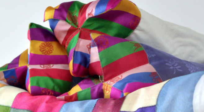 다양한 조각보가 모여 완성된 아기 이불. 전시 후 미혼모센터에 기증된다. (‘손의 기억’ 제공)