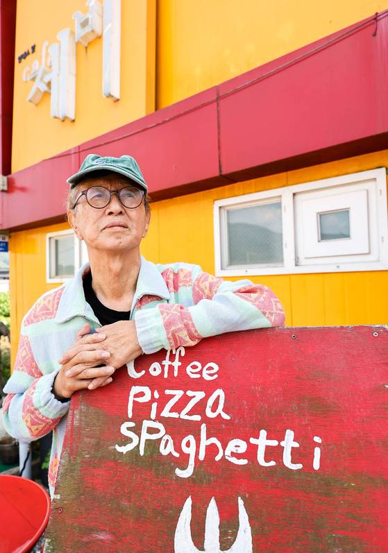 25일 향년 76세로 별세한 개그맨 전유성. 지난해 전북 남원시 인월면 ‘안내소앞 카페 제비’에서 인터뷰 때 모습이다. [중앙포토]