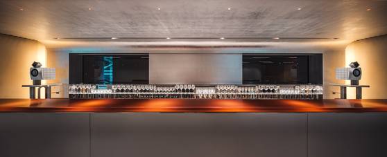 서울 신라호텔 5층에 자리한 제네시스 라운지. 전문가가 엄선한 맛과 향을 즐기는 싱글 몰트 위스키 바는 제네시스 오너들의 시간을 농밀하게 만든다. 사진 제네시스