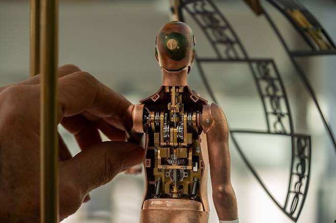 천문학자 오토마통의 조립 과정. 28㎝의 사람 형상 안에는 시계처럼 정교한 부품으로 채워졌다. 황동으로 주조한 후 옐로 골드로 도금했다. 사진 바쉐론 콘스탄틴