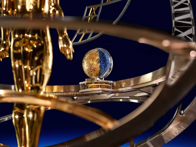 천문학자 오토마통 주위를 공전하는 달 모티프. 사진 바쉐론 콘스탄틴