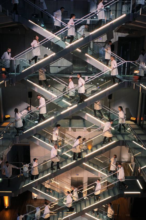 스위스 제네바 외곽의 본사에서 진행한 270주년 기념 행사에는 매뉴팩처에서 근무하는 워치 메이커들이 직접 참여해 축제의 본질을 살렸다. 사진 바쉐론 콘스탄틴