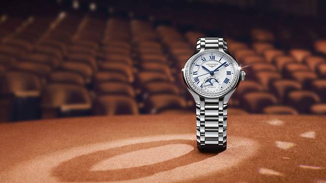 실용적인 스틸 소재에 다이아몬드를 세팅해 반짝임을 더한 프리마루나 문페이즈 모델. 사진 론진