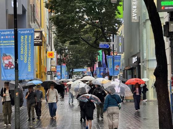 지난 24일 서울 중구 명동 거리를 찾은 관광객. 임성빈 기자