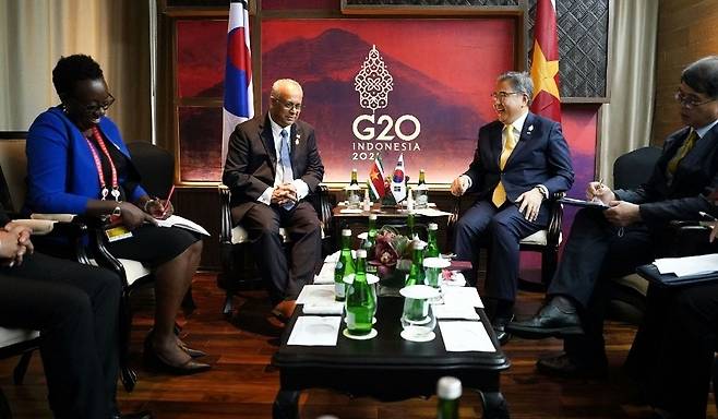 박진 외교부 장관이 2022년 11월 16일(현지시간) 오후 인도네시아 발리에서 알버트 람찬드 람딘 수리남 외무장관과 회담을 하고 있다. [사진 외교부]