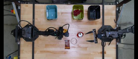 제미나이 로보틱스 1.5가 적용된 양팔 로봇 알로하가 분리수거를 하고 있는 장면. 사진=구글 동영상 캡처