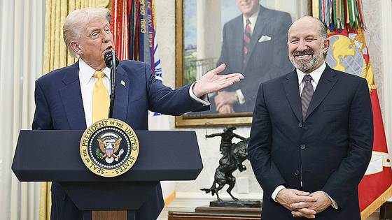 도널드 트럼프 미국 대통령과 하워드 러트닉 상무장관. AP=연합뉴스