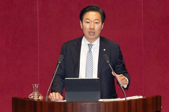 박수민 국민의힘 의원이 25일 서울 여의도 국회에서 열린 제 429회 국회(정기회) 제9차 본회의에서 정부조직법 일부개정법률안(대안)에 대한 무제한 토론(필리버스터)을 하고 있다. 뉴스1