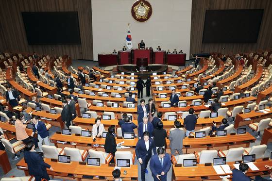 25일 국회 본회의에 정부조직법 일부개정법률안이 상정되고 국민의힘 박수민 의원의 필리버스터가 시작되자 더불어민주당 의원들이 퇴장하고 있다. 김성룡 기자