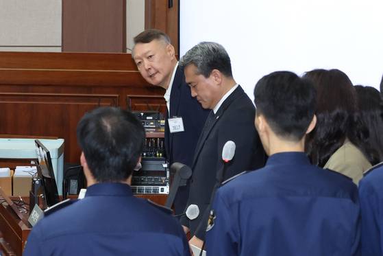 윤석열 전 대통령이 26일 서울 서초구 서울중앙지법에서 열린 특수공무집행방해, 직권남용 권리행사방해 등 혐의 사건 첫 공판에 출석하고 있다. 뉴스1