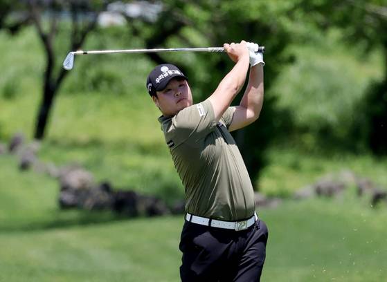 황중곤이 KPGA 투어 현대해상 최경주 인비테이셔널 2라운드를 단독 선두로 마쳤다. 사진 KPGA