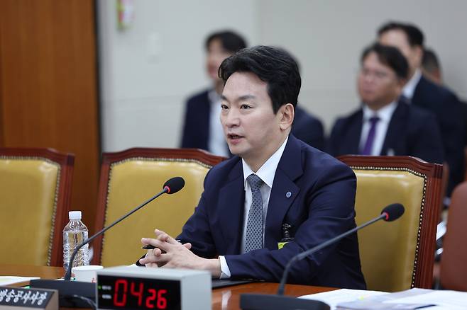 박장법 KBS 사장이 8월26일 서울 여의도 국회 과학기술정보방송통신위원회 전체회의에서 의원 질의에 답하고 있다. /뉴시스