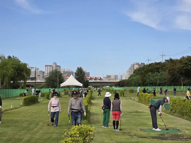 ▲ 가뭄 재난사태 해제 후속조치로 폐쇄됐던 강릉지역 공공체육시설 운영이 정상화 되면서 25일 강릉 파크골프장에 많은 시민들이 나와 운동을 즐기고 있다. 황선우 기자