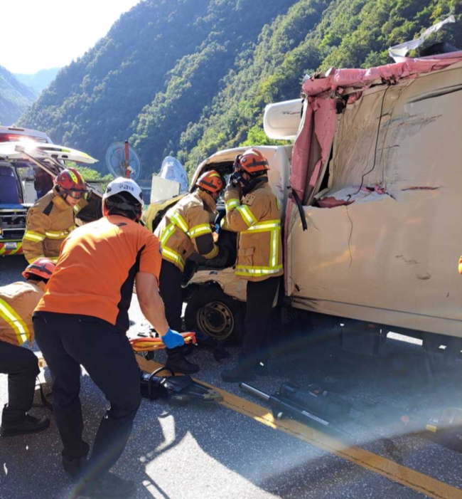 ▲ 26일 오후 2시 49분쯤 정선군 남면의 도로에서 25t 덤프트럭과 1t 탑차가 충돌했다. 강원소방본부 제공