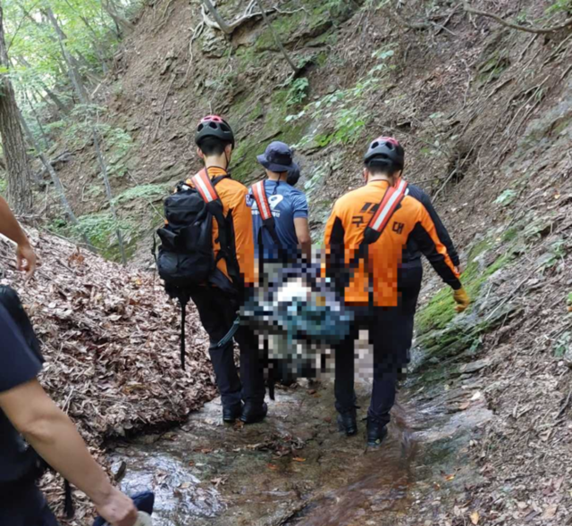 ▲ 26일 오후 2시 35분쯤 양양군 서면 설악산 오색코스에서 40대 등산객이 30m 아래 계곡으로 추락해 소방당국이 구조했다. 강원소방본부 제공