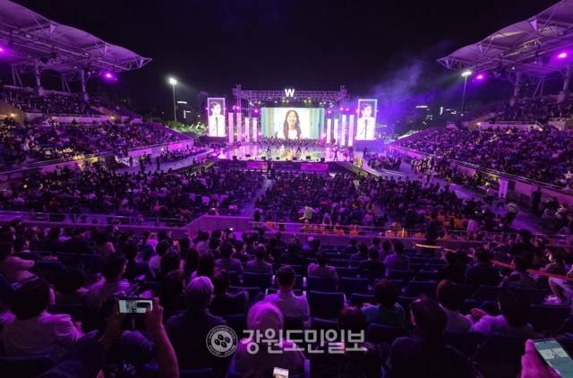 ▲ 2025 원주 댄싱카니발이 26일 저녁 원주 댄싱공연장 일대에서 주제공연 ‘Waves of Wonder’로 막을 올렸다. 권혜민