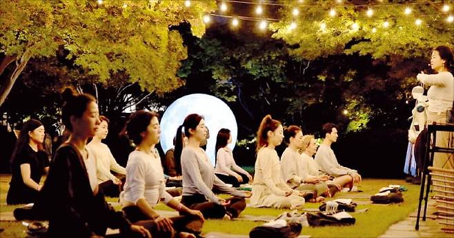 그랜드하얏트서울의 웰니스 위크 프로그램 중 하나인 가든 요가. /그랜드하얏트서울 제공