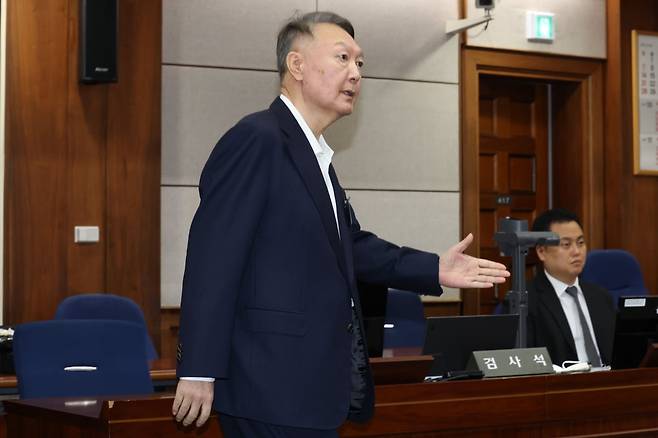 윤석열 전 대통령이 26일 서울 서초구 서울중앙지법에서 열린 특수공무집행방해, 직권남용 권리행사방해 등 혐의 사건 1차 공판에 출석해 있다. / 사진=뉴스1