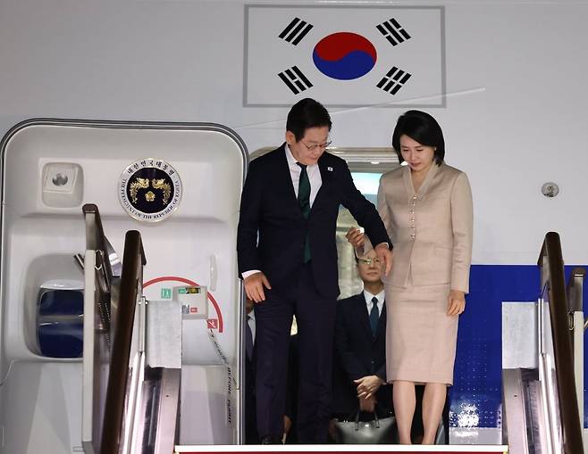 미국 방문 일정을 마치고 귀국한 이재명 대통령과 김혜경 여사가 26일 성남 서울공항에 착륙한 공군 1호기에서 내리고 있다. /사진=연합뉴스
