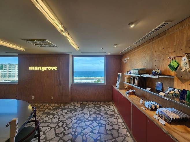 맹그로브 제주시티 체크인 라운지 로비. 사진=안옥희 기자