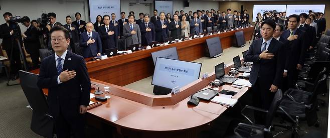 이재명 대통령이 지난 18일 용산 대통령실에서 열린 제11차 대통령 주재 수석보좌관회의에서 국민의례를 하고 있다. 대통령실사진기자단