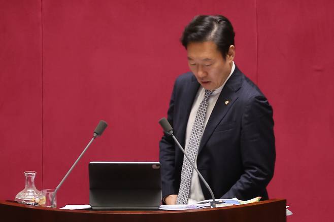 박수민 국민의힘 의원이 26일 국회 본회의에서 정부조직법 수정안에 대한 필리버스터(무제한 토론)를 진행 중이다.  연합뉴스