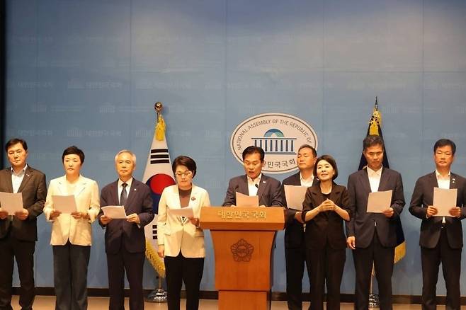 더불어민주당 호남 지역 국회의원들이 26일 국회 소통관에서 기자회견을 열고 “국가와 국민의 재난 극복을 위한 법안이 논의되는 공간에서 호남에서도 재난이 일어나야 한다는 식의 망언이 나왔다”며 비판하고 있다. 이원택 의원실 제공