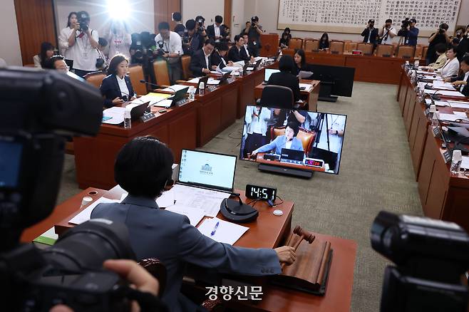추미애 국회 법제사법위원장이 지난 24일 법사위 전체회의에서 의사봉을 두드리고 있다. 한수빈 기자