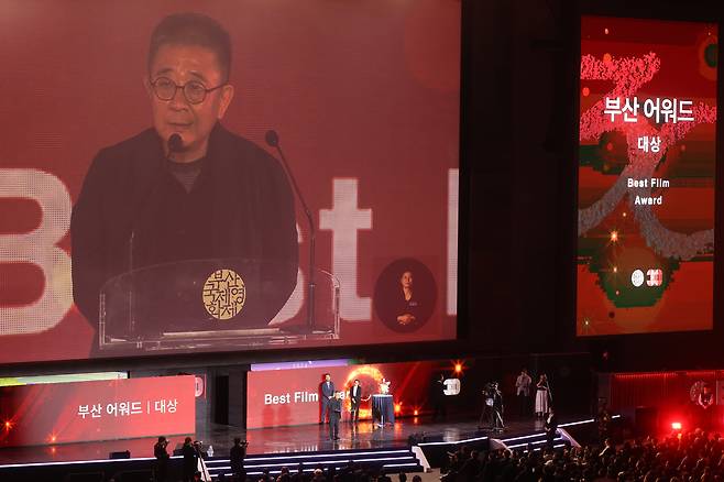 영화 <루오무의 황혼>의 장률 감독이 26일 부산 해운대구 우동 영화의전당에서 열린 제30회 부산국제영화제 폐막식에서 대상을 수상한 뒤 소감을 말하고 있다. 연합뉴스