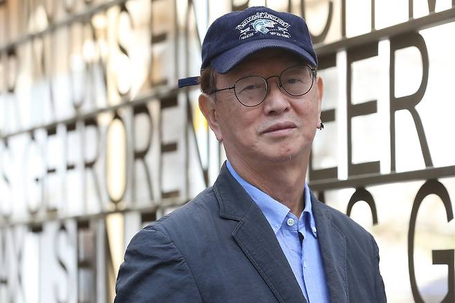 Comedian Jeon Yoo-seong poses for a photo at a cafe in Seogyo-dong, Mapo District, western Seoul, ahead of an interview with Yonhap News Agency for his 50th debut anniversary show, “Jeon Yoo-seong’s Show Show Show,″ on April 8, 2019. [YONHAP]