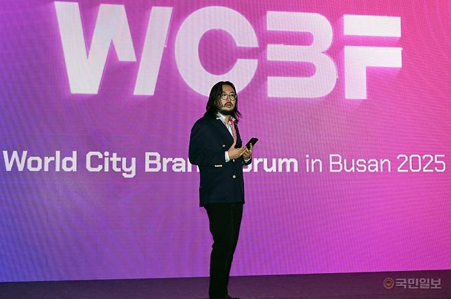 중국 출신 컬렉터 총조우 설립자가 부산 세계도시브랜드포럼 무대에서 ‘예술과 도시브랜드’를 주제로 강연하고 있다. 부산=최현규기자 frosted@kmib.co.kr