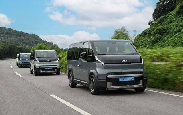 기아 PV5가 도로를 달리는 모습. 지난달 18일 시승 행사에서 마주한 PV5는 단단한 외관과 넓고 쾌적한 실내 공간으로 시선을 사로잡았다. 기아 제공