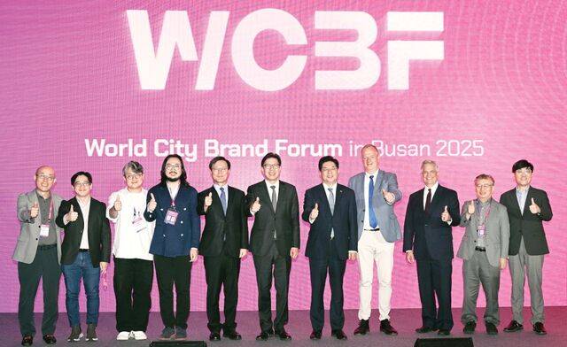 부산 벡스코에서 25일 열린 2025 부산 세계도시브랜드포럼에서 나건(왼쪽부터) 부산시 총괄 디자이너와 존 커 카우 세계은행 수석도시전문가, 김홍기 스페이스오디티 대표, 총조우 아르티 레트로 설립자, 김경호 국민일보 사장, 박형준 부산시장, 안성민 부산시의회의장, 토니 랭캐스터 에든버러 프린지 소사이어티 대표, 스티브 아들러 전 미국 텍사스주 오스틴 시장, 마사유키 사사키 오사카 시립대학교 명예교수, 우신구 부산시 총괄 건축가가 기념촬영을 하고 있다. 부산=최현규 기자
