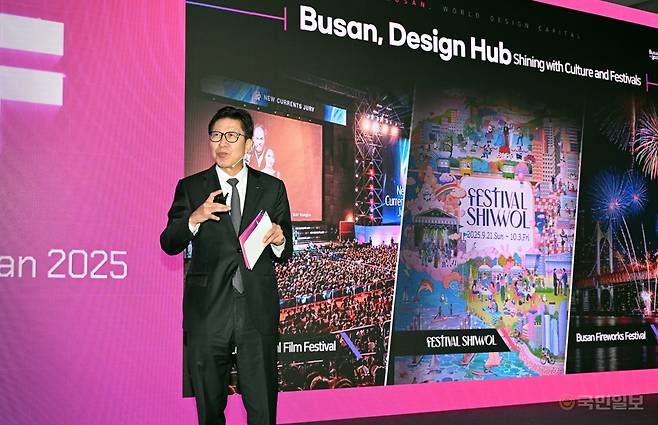 박형준 부산시장이 25일 해운대 벡스코에서 열린 ‘2025 부산 세계도시브랜드포럼’ 본행사에서 미래 비전을 발표하고 있다. 부산=최현규기자 frosted@kmib.co.kr