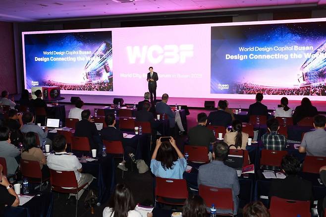 박형준 부산시장이 25일 해운대 벡스코에서 열린 ‘2025 부산 세계도시브랜드포럼’ 본행사에서 미래 비전을 발표하고 있다. 부산시