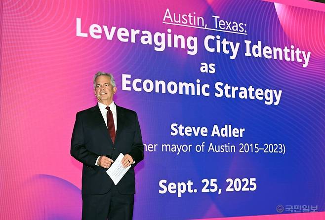 스티브 아들러 전 오스틴 시장이 25일 해운대 벡스코에서 열린 ‘2025 부산 세계도시브랜드포럼’에서 기조연설을 하고 있다. 부산=최현규기자 frosted@kmib.co.kr