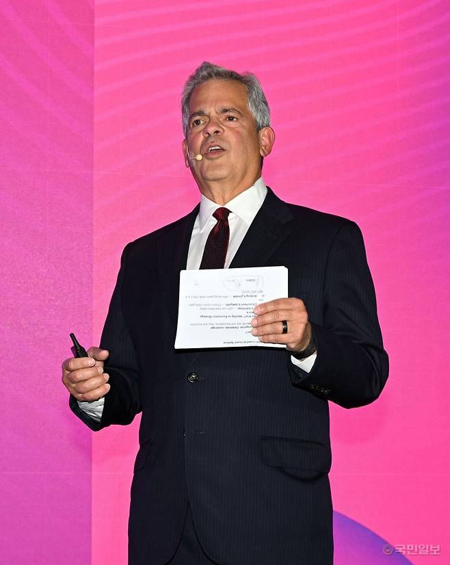 스티브 아들러 전 오스틴 시장이 25일 해운대 벡스코에서 열린 ‘2025 부산 세계도시브랜드포럼’에서 기조연설을 하고 있다. 부산=최현규기자 frosted@kmib.co.kr