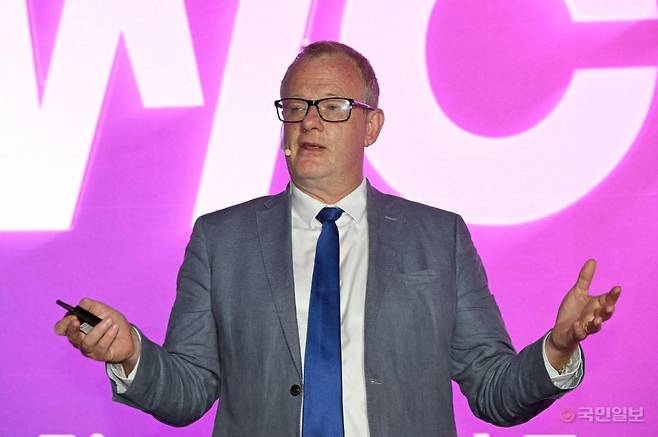 토니 랭캐스터 에든버러 프린지 소사이어티 대표가 25일 해운대 벡스코에서 열린 ‘2025 부산 세계도시브랜드포럼’에서 연설을 하고 있다. 부산=최현규기자 frosted@kmib.co.kr