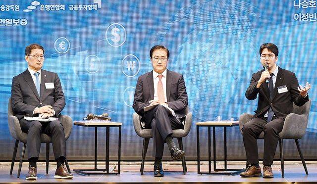 이정빈 신한투자증권 연구위원이 25일 서울 여의도 국민일보빌딩 컨벤션홀에서 열린 '2025 국민금융포럼' 도중 질문에 답하고 있다. 왼쪽부터 박정훈 우리금융경영연구소 대표이사, 나승호 한국은행 지속가능성장실장, 이 연구위원. 윤웅 기자