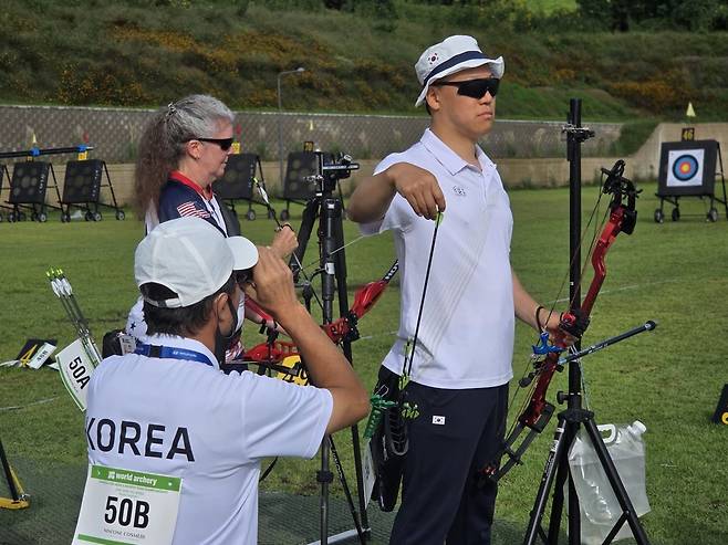 26일 세계장애인양궁선수권대회가 열린 광주국제양궁장에서 스포터 역할을 맡은 석동은 감독이 망원경으로 과녁을 바라보고 있다.