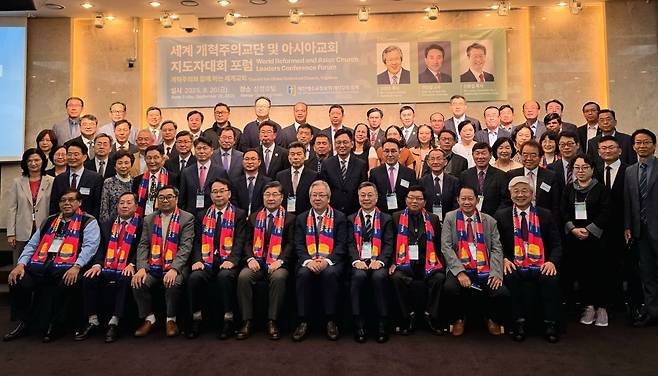 대회 참석자들이 26일 서울 강남구 삼정호텔에서 열린 '세계개혁주의 교단과 아시아교회 지도자대회'를 마치고 기념촬영을 하고 있다.