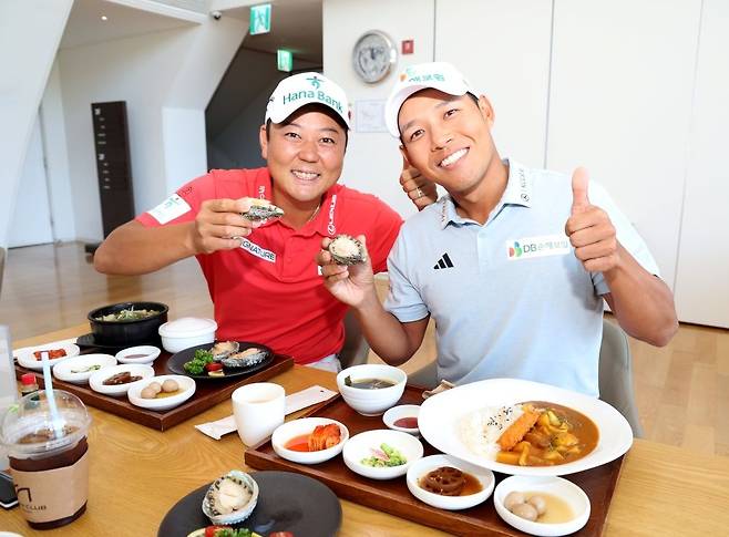 최경주가 제공한 완도산 전복 특식에 엄지척을 하고 있는 함정우와 문도엽(오른쪽). KPGA