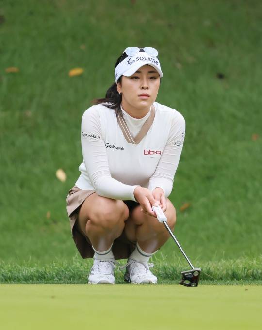 KLPGA 투어 하이트진로 챔피언십 2라운드에 출전한 윤이나가 그린 경사를 파악하고 있다. /손진현 골프전문 사진기자
