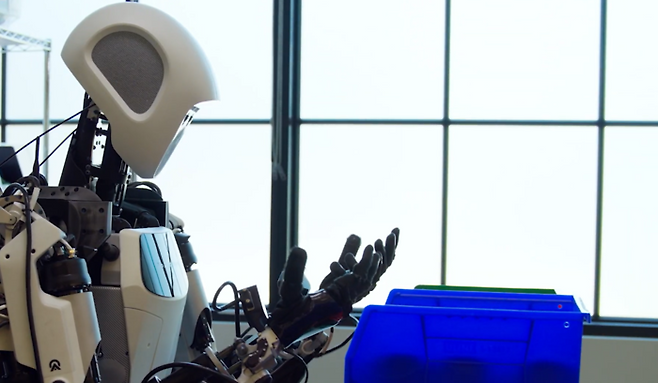 제미나이 로보틱스 1.5가 적용된 휴머노이드 로봇 아폴로가 작업을 하기 전 생각에 잠겨 있다. [사진=구글 동영상 캡처]