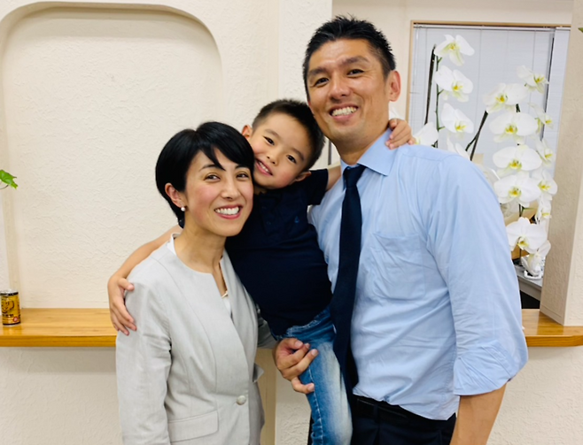 데라나 마나부 의원(오른쪽)과 부인 데라다 시즈카 의원, 아들 데라다 나오타케. [사진 = 데라다 마나부 의정활동사이트 갈무리]
