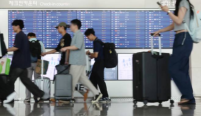지난달 3일 인천국제공항 제1여객터미널 출국장이 해외로 출국하는 여행객들로 붐비는 모습. 사진은 기사 내용과 직접적인 관련 없음. [사진 출처 = 연합뉴스]