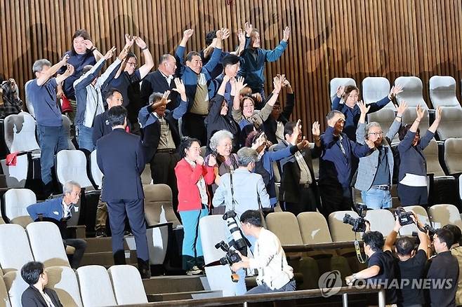 지난 25일 국회 본회의에서 경북·경남·울산 초대형산불 피해구제 및 지원 등을 위한 특별법안이 통과되자 피해 주민들이 기뻐하고 있다.(사진출처-연합뉴스)