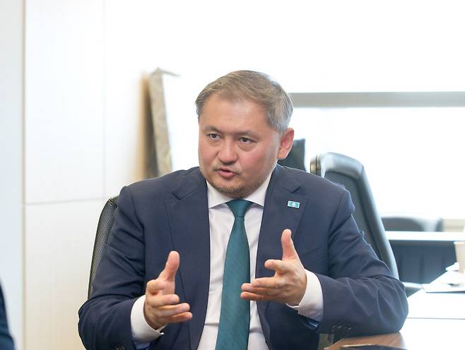 사야삿 누르베크 카자흐스탄 과학·고등교육부 장관이 매일경제신문과 인터뷰하고 있다.